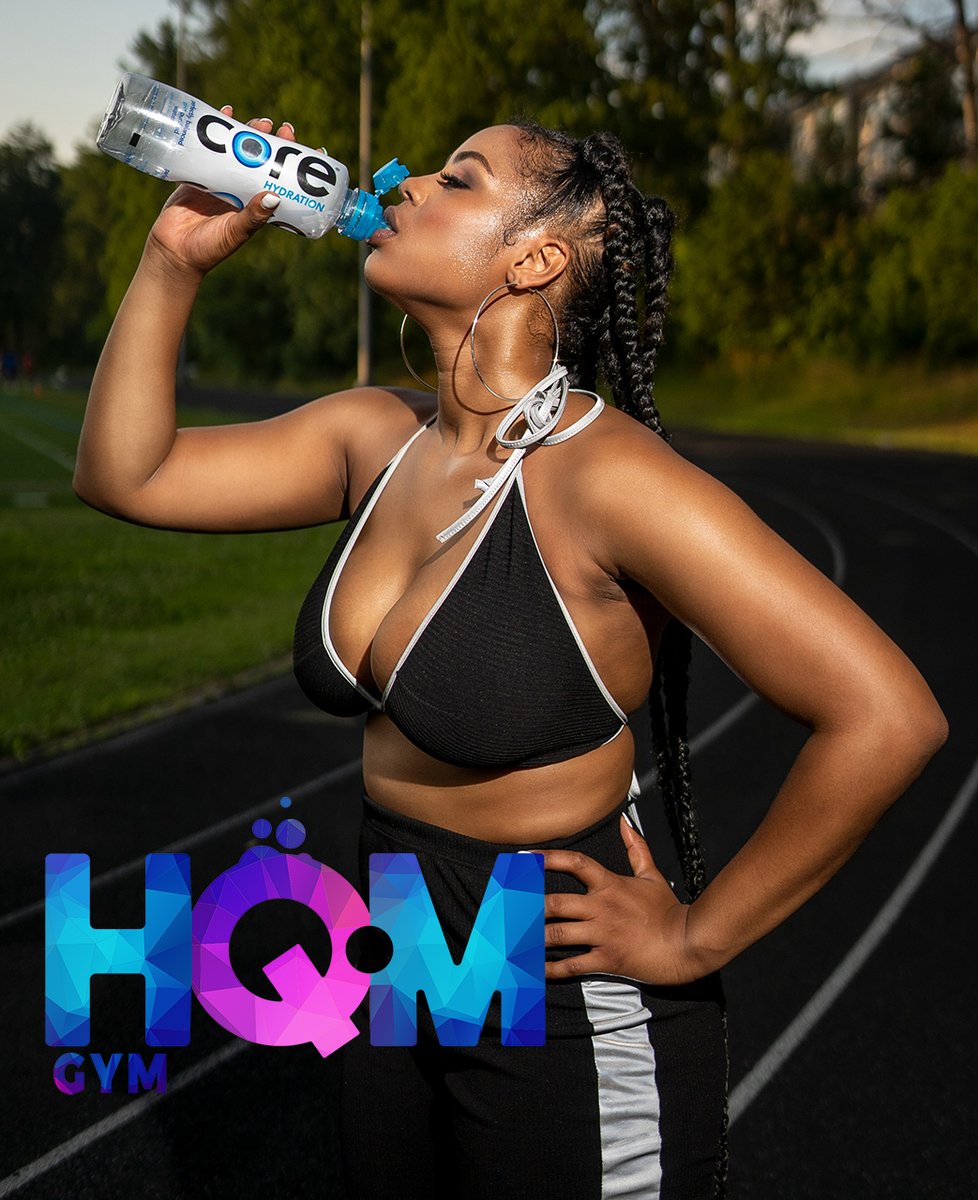 YowiTV's tweet photo. Es verano 😎  y el cuerpo lo sabe. Pero no podemos descuidar nuestro estado de forma 💪que ahora toca presumir 😂
En HQM Gym te ayudan a ponerte a tope en estos días. 
Te esperamos en Yowi TV.
#yowi #yowitv #gym #fitness #muscle #holidays https://t.co/kEEiK3dCbF