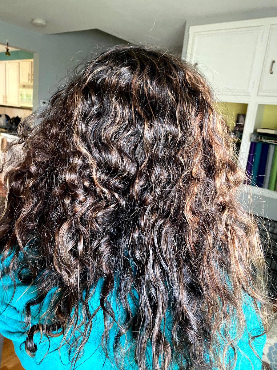 AmyS_01's tweet photo. Sharing my #curlygirlmethod before and after for inspiration! Embrace those curls girls!!! #devacut #curlyhair #embraceyourcurls https://t.co/zdsmpuefbo