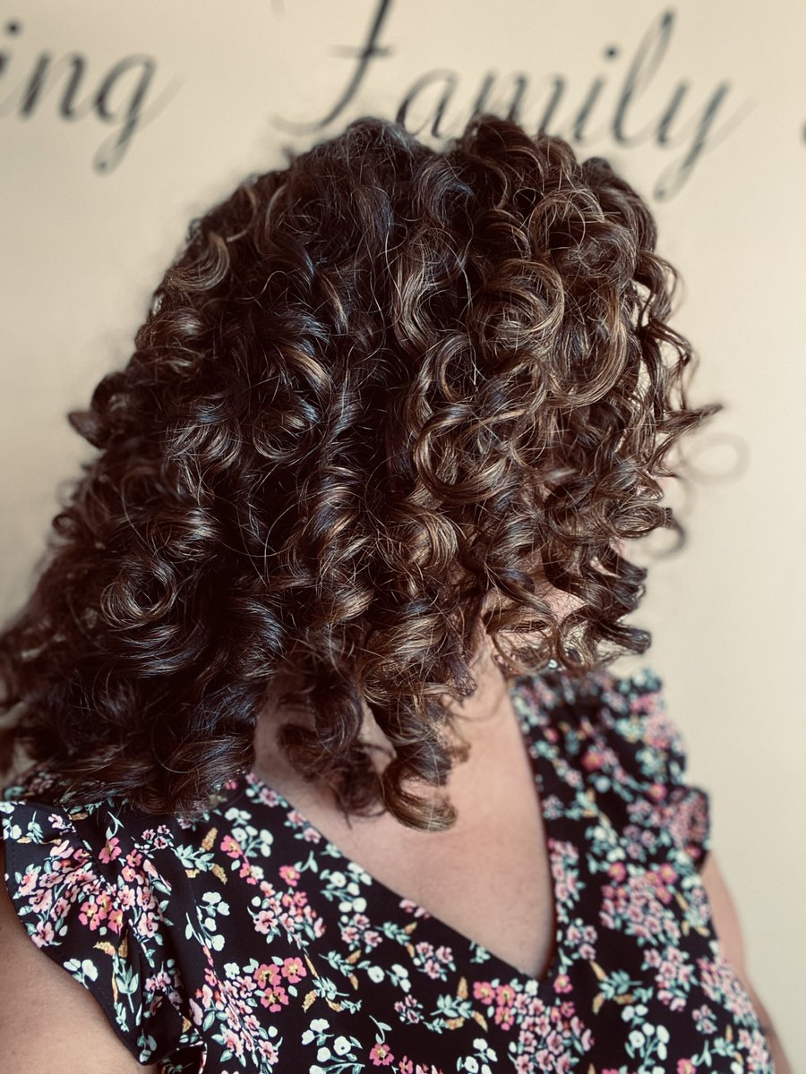 AmyS_01's tweet photo. Sharing my #curlygirlmethod before and after for inspiration! Embrace those curls girls!!! #devacut #curlyhair #embraceyourcurls https://t.co/zdsmpuefbo