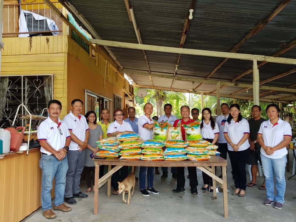 UPenampang's tweet photo. Penyerahan bantuan oleh Biro Bencana Alam &amp; Kebajikan Penapang disempurnakan oleh YB Senator Datuk Don Mojuntin, Chaw Pie See, Pengerusi Biro, Pemangku Timbalan KB, Carl Moosom bersama AJK Cawangan Kg. Babah, Bahagian Pegerakan Wanita dan AJK Bahagian Penampang.

#Prograsif https://t.co/QqlQ4rx2TV