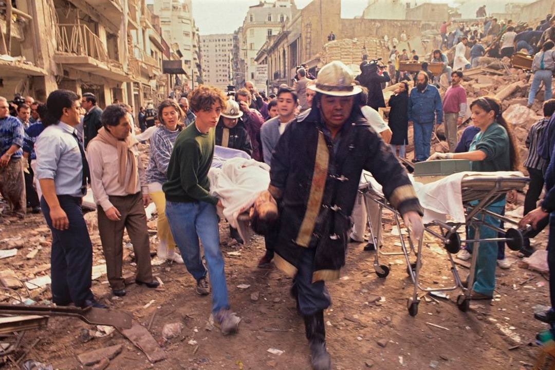 matiwasserman's tweet photo. Hace 26 años volaron la AMIA. 85 muertos, 300 heridos y muchísimas preguntas. Desde entonces, todos los 18 el mismo deja vu: la desilusión de estar igual que el año pasado; la esperanza del que viene estar más cerca de verdad y justicia. Abro hilo con un poco de historia (1/30) https://t.co/qMhaJBbWW7