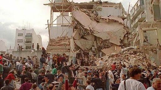 matiwasserman's tweet photo. Hace 26 años volaron la AMIA. 85 muertos, 300 heridos y muchísimas preguntas. Desde entonces, todos los 18 el mismo deja vu: la desilusión de estar igual que el año pasado; la esperanza del que viene estar más cerca de verdad y justicia. Abro hilo con un poco de historia (1/30) https://t.co/qMhaJBbWW7