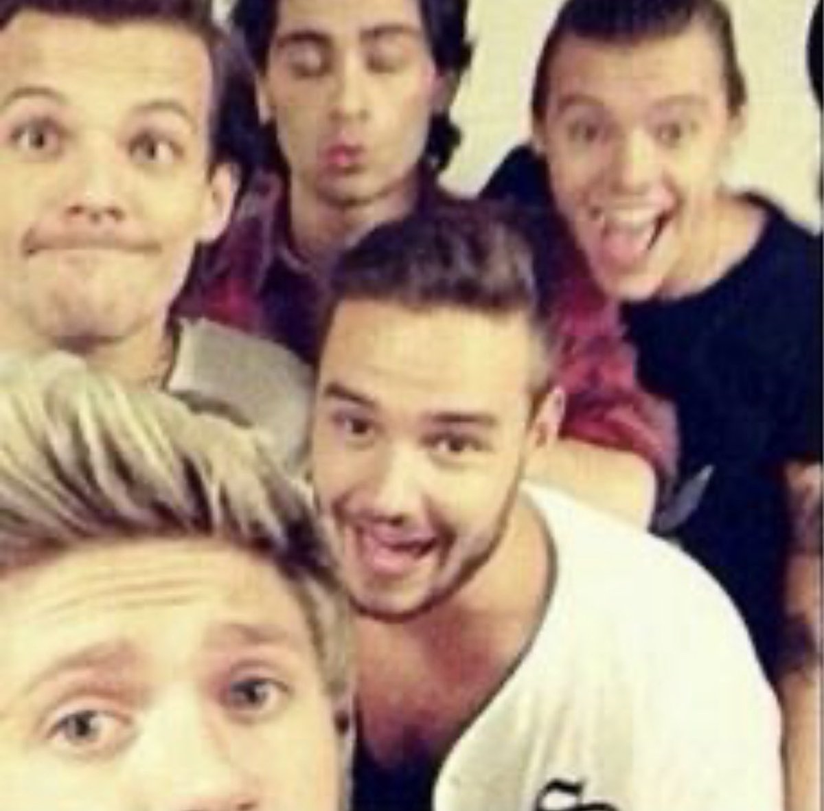 Niall‘s 1D selfies ~ a thread