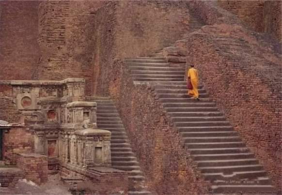 नालंदा यूनिवर्सिटी - अभी तक के ज्ञात इतिहास की सबसे महान यूनिवर्सिटी ।आज भले ही भारत शिक्षा के मामले में 191 देशों की लिस्ट में 145वें नम्बर पर हो लेकिन कभी यहीं भारत दुनियाँ के लिए ज्ञान का स्रोत हुआ करता था। आज सैकड़ो छात्रों पर केवल एक अध्यापक उपलब्ध होते हैं वहीं हजारों