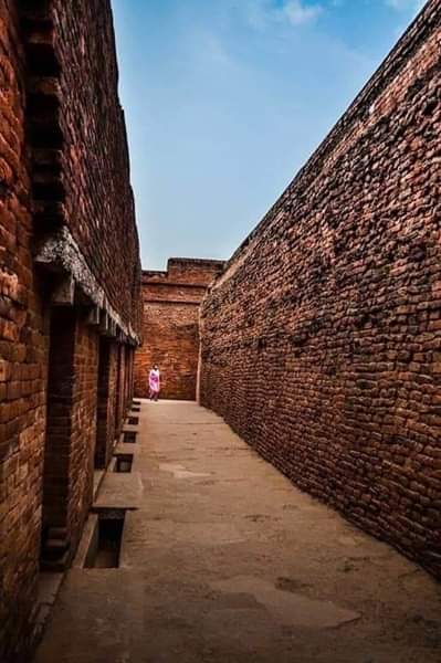 वर्ष पहले इस विश्वविद्यालय के वैभव के दिनों में इसमें 10,000 से अधिक छात्र और 2,000 शिक्षक शामिल थे यानी कि केवल 5 छात्रों पर एक अध्यापक ..। नालंदा में आठ अलग-अलग परिसर और 10 मंदिर थे, साथ ही कई अन्य मेडिटेशन हॉल और क्लासरूम थे। यहाँ एक पुस्तकालय 9 मंजिला इमारत में स्थित था,