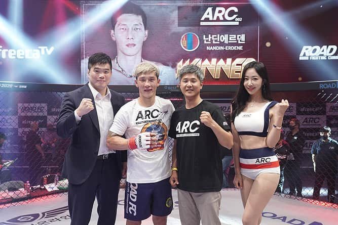 tulaaniisport's tweet photo. БНСУ-ын "ROAD FC" холимог тулааны [ARC 002] холбоонд өнөөдөр  🇲🇳 М.Нандин-Эрдэнэ дахин ялалт байгуулжээ. 🇲🇳🇲🇳🇲🇳 Дараа дараагийн тулаанд амжилт хүсэе 🙏🥊♥️👊
- 
Event : ARC 002
Date : 2020 07 сарын 18
#ARC #ARC002 #ROADFC #로드FC #아프리카TV #afreecatv https://t.co/sNh5clYleN