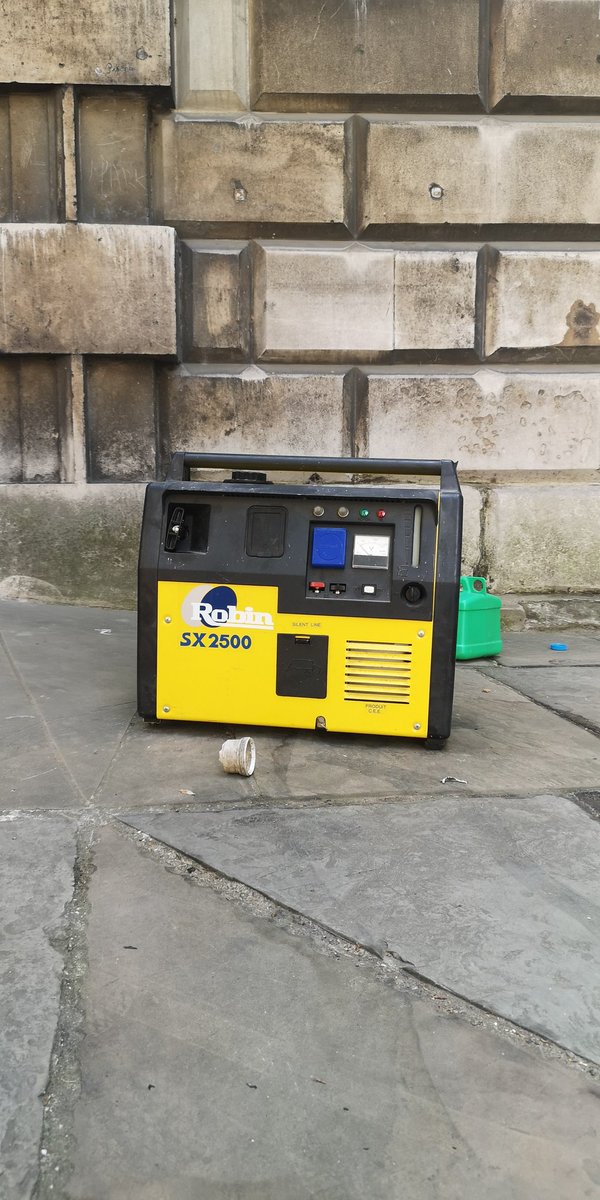 Twitter friends, is there anyone out there who knows anything about generators? In desperate need of help! Ideally before 3pm... HMU on 07776495282 xx