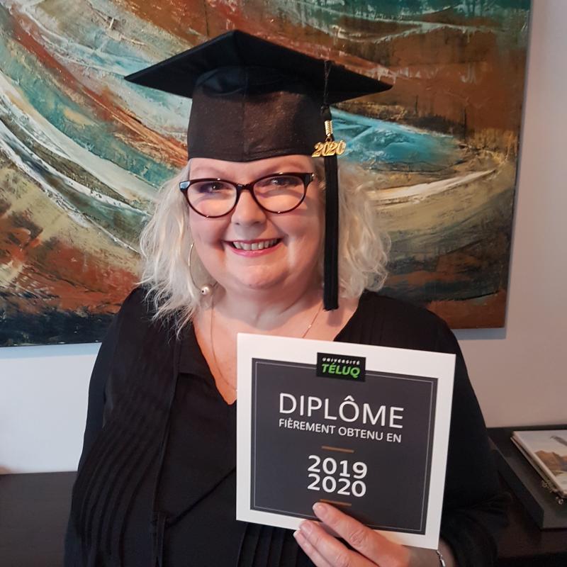 armelsehibi1's tweet photo. Ne jamais cesser d'apprendre.
 A 53 ans elle obtient son diplôme.
#Education 
#Championdel'educationenafrique
#Elearning https://t.co/UKwPy2o4ex