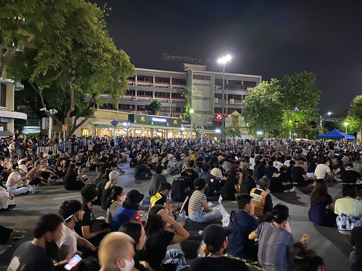 thapanee3miti's tweet photo. กลุ่มเยาวชนปลดแอกประกาศค้างคืนที่อนุสาวรีย์ประชาธิปไตย #TheReporters 
https://t.co/js3ixIKCde https://t.co/oyEO4k0gmf