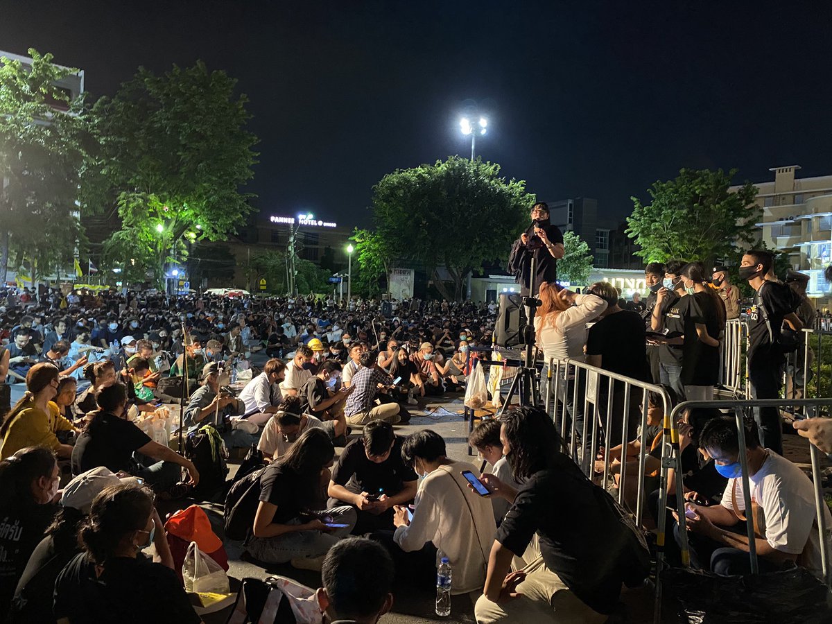 กลุ่มเยาวชนปลดแอกประกาศค้างคืนที่อนุสาวรีย์ประชาธิปไตย #TheReporters 
facebook.com/TheReportersTH…