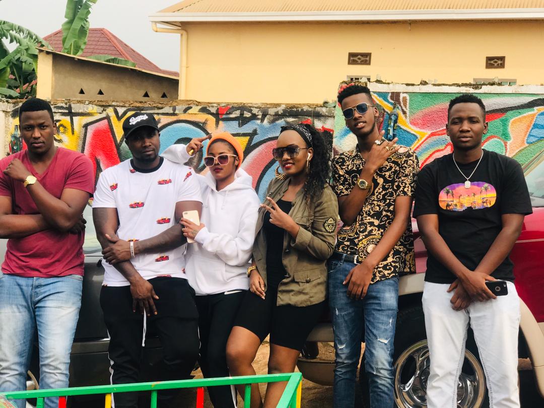 TheManeMusic1's tweet photo. The whole team! https://t.co/ZfKBKN6XJG