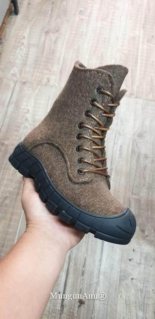 Монгол эсгий гутал гоё болжээ. Өвөл ч дулаахан даа