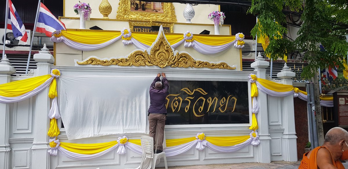 _anchr's tweet photo. สตรีวิทยา
ปากบอกไม่ยุ่งการเมือง
ไล่นักเรียนไปชุมนุมข้างถนน
แต่ให้ตำรวจทหารเข้าไปหลบข้างใน

และมักปิดป้ายโรงเรียน เมื่อมีการชุมนุม
ตั้งอยู่ข้างอนุสาวรีย์ประชาธิปไตย แต่จิตใจชื่นชมเผด็จการ

'พ่อมึงตาย'
#เยาวชนปลดแอก https://t.co/NDw90g8yli