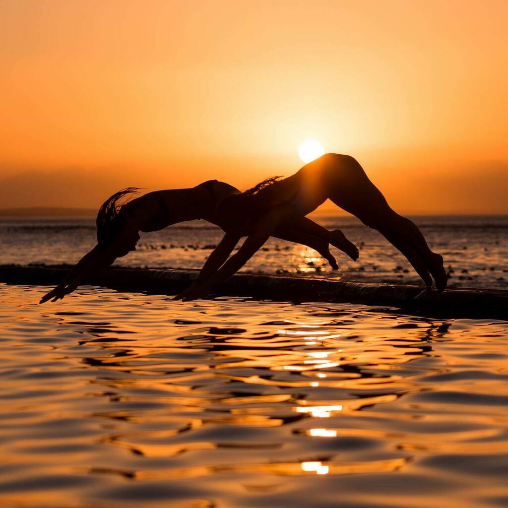 stephencphotog's tweet photo. Another morning, another stunning Cape Town start to the day. photo tip: never skimp on lenses. A great lens really helps create beautiful photos. Here I used my prime 85mm f/1.8 Canon lens. #sunrise #tidalpool #dalebrook #kalkbay #photographytraining #o… https://t.co/KEMozS2zV8 https://t.co/Ao1gM4Pq6o