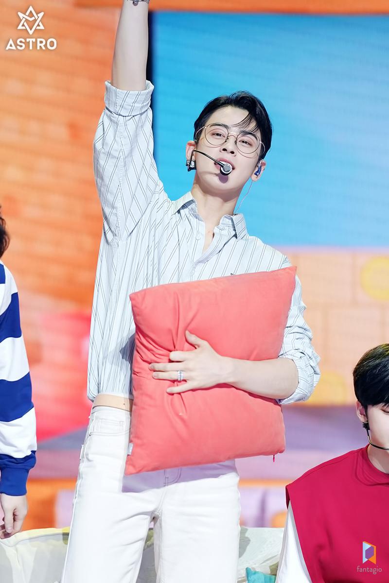 Gracias por ser como eres, tan persistente, tan esforzado y trabajador, tan talentoso, tan buena persona, Gracias por tanto Cha Eunwoo, BRILLA como siempre que aquí estaremos respaldandote siempre. Eres magníficoTe amo #WeLoveYouEunwoo  #아로하의_수호자 #ASTRO    @offclASTRO