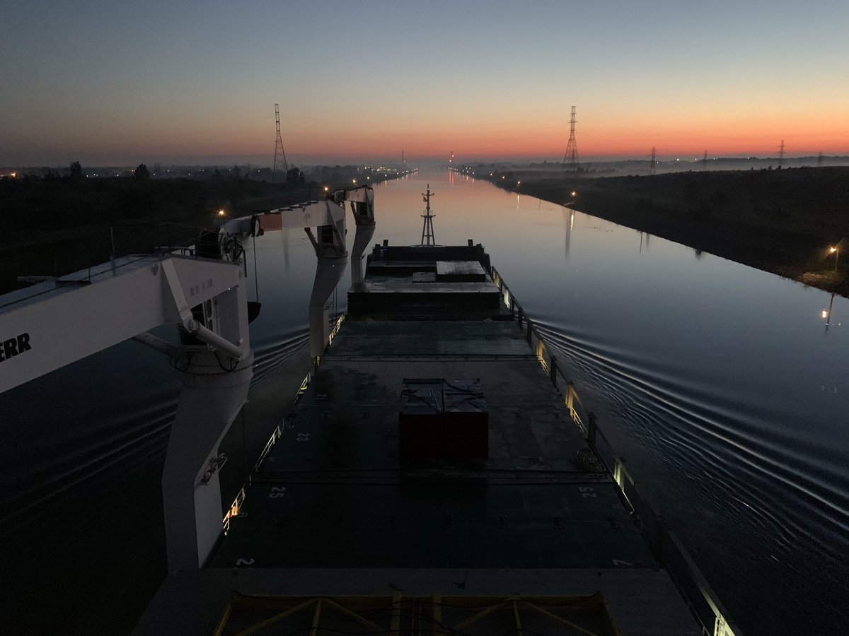 CaptainJ_A_C's tweet photo. #ShipDuJour was the #AlaskaBorg. What a gorgeous morning in the @wellandcanal! The fog looked a little creepy in some spots like the Townline Tunnel area.
You can see better at night the damage on the #Alanis. (Thanks for leaving the inside light on😉) https://t.co/QusWsXlg68