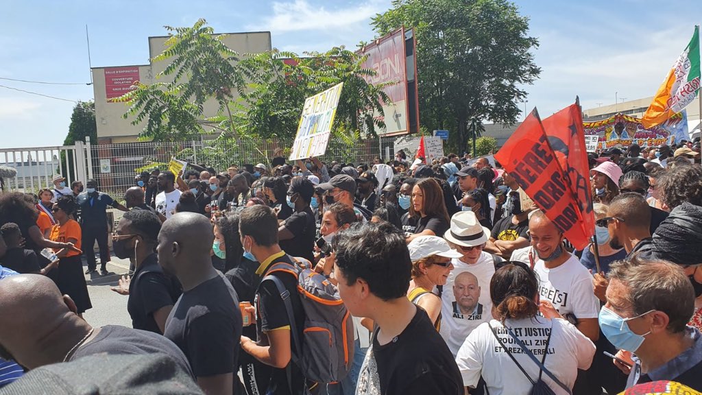 La manifestation est lancée à Beaumont pour demander “Justice pour Adama”, dans une période de renouveau de la lutte anti-raciste ! De nombreux jeunes et militants des quartiers populaires sont présents pour dire stop à l’impunité ! #justicepouradama #BlackLivesMatter