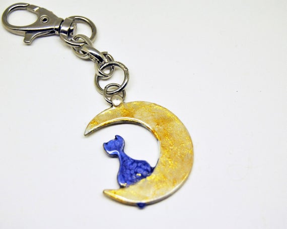 SevenkeysE's tweet photo. cat on the moon-enamelled https://t.co/S93zCe94yD via @EtsySocial #etsyshop #etsy #etsyshop #valentinedaygift #heartforanimals #catonth https://t.co/AxPPEoBYOI