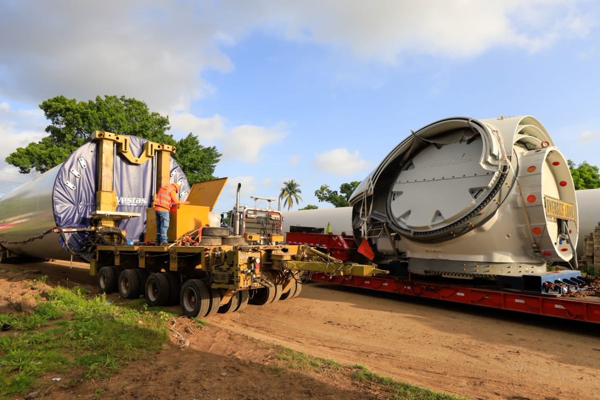 ETESAL_sv's tweet photo. Desde @ETESAL_sv estamos apoyando las inversiones que aporten al crecimiento y desarrollo de la matriz energética de El Salvador, como lo hemos hecho desde el inicio con VENTUS, brindando acompañamiento técnico para hacer realidad el proyecto del primer parque eólico del país. https://t.co/x5BXsdHqJE