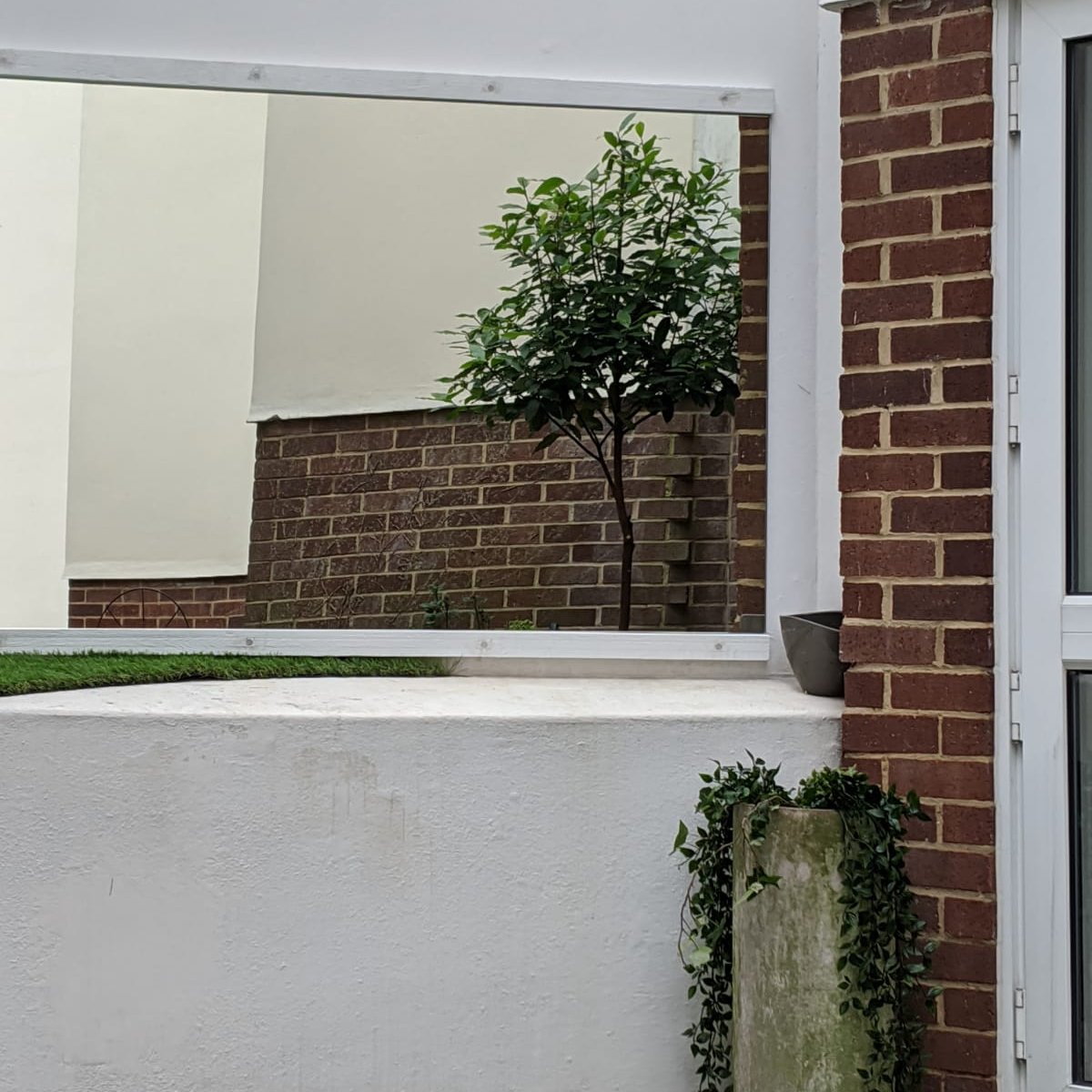 Create a spacious feel outside to enjoy the summer evenings - mirror supplied and fitted to patio area
#gardenmirrors #gardendesign #custommirrors