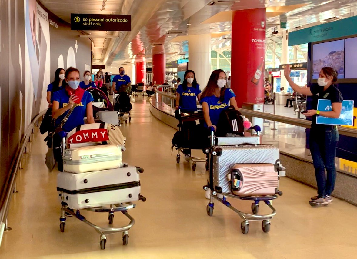 CHEGAMOS! 🇵🇹😎

Já estamos em terras portuguesas.

São 72 atletas nesta primeira leva. Mas vem muito mais por aí.

Os treinos devem começar na segunda-feira.