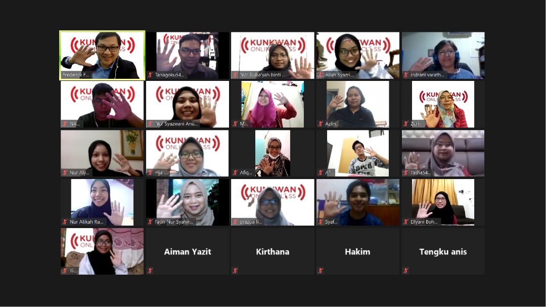 RosesFiona's tweet image. Wǒ zài Kunkwan xué Hànyǔ.
      Saya belajar Mandarin di Kunkwan.
      I am learning Mandarin in Kunkwan.
   #Mandarinchallenge
   #Kunkwanonlineclass