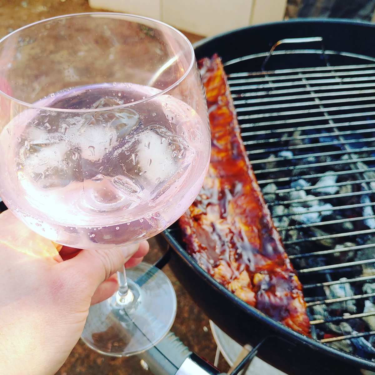 cluelesswineguy's tweet photo. The best thing about a South African Winter is that it's never too cold for a braai/bbq. Having a G&T while the ribs are cooking. I love @royalflushgin, we'll be drinking a lot of it this Summer #braai #bbq #ginandtonic #royalflushgin #ribs #winter #winterbraai #cluelesswineguy https://t.co/O4IXfiRtzp