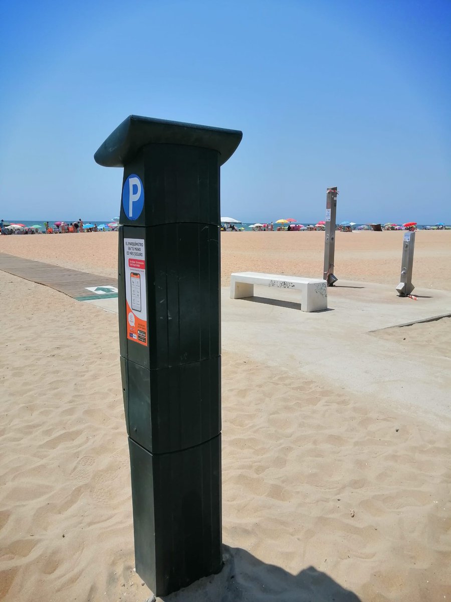 jorge88b's tweet photo. Las duchas de la playa este año están fuera de servicio porque están llena de coronaviru , no como el parquímetro de zona azul de al lao, que lo tratan c/4hrs con Remdesivir, dexametasona, heparina y lo pronan para eliminar cualquier resquicio del virus. https://t.co/5lRNVq0n72