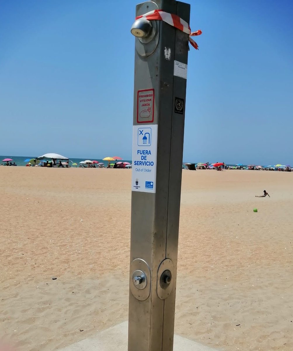 jorge88b's tweet photo. Las duchas de la playa este año están fuera de servicio porque están llena de coronaviru , no como el parquímetro de zona azul de al lao, que lo tratan c/4hrs con Remdesivir, dexametasona, heparina y lo pronan para eliminar cualquier resquicio del virus. https://t.co/5lRNVq0n72