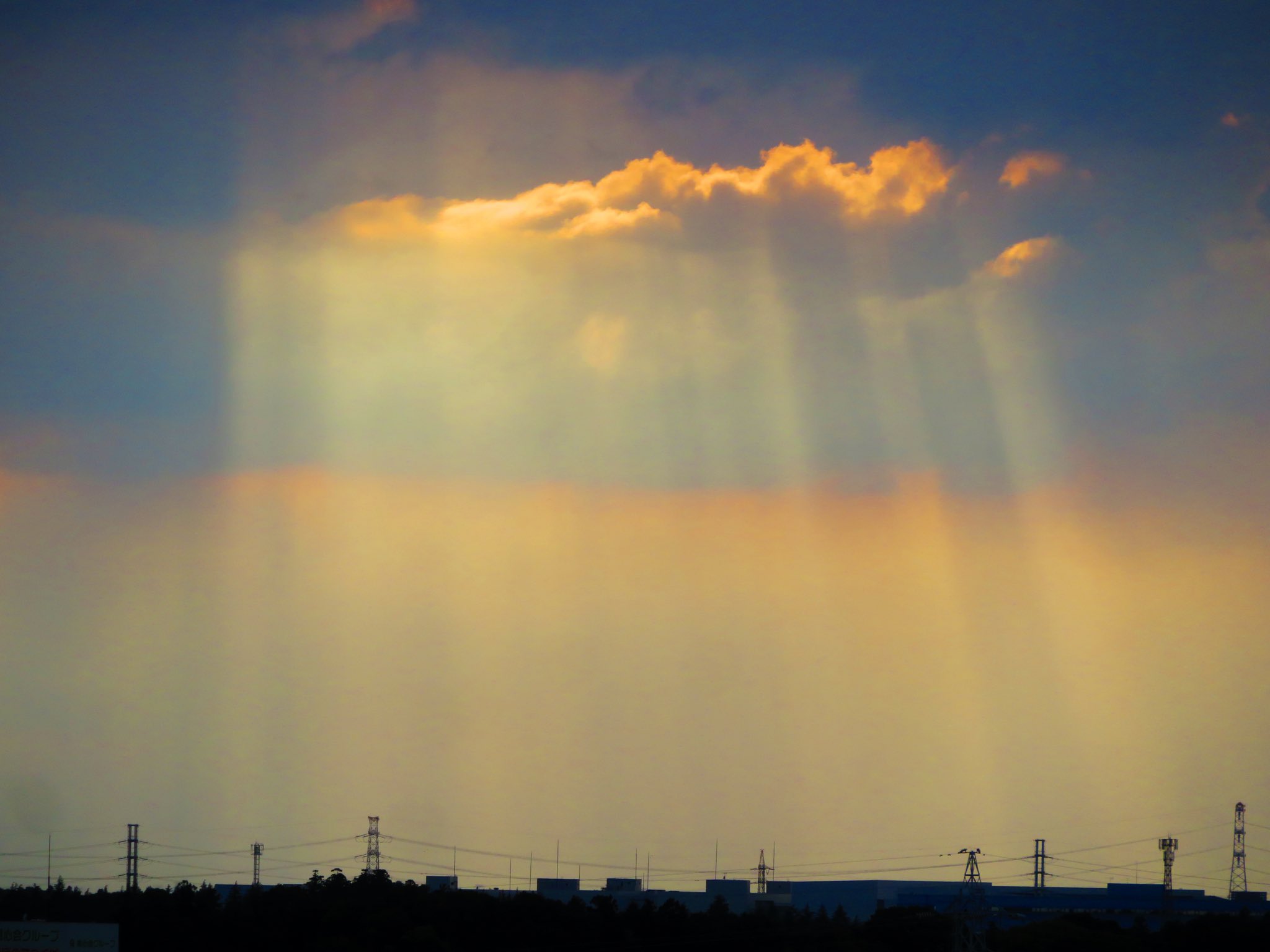 荒木健太郎 光のカーテンのような天使の梯子 つらいときや悲しいとき 苦しいときは 空を見上げてみてください 少しだけ心が軽くなります 梅雨空なので写真でおすそわけです T Co X47jzhmmhu Twitter