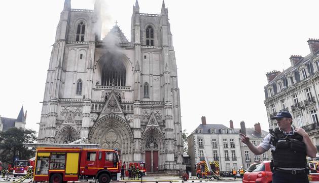 La Fiscalía investiga como intencionado el incendio en la catedral de Nantes tras detectar tres focos ow.ly/2b0X30qZbjy