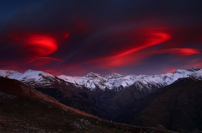 AsombroVerde's tweet photo. AURORA BOREAL ROJA
Partículas cargadas del Sol chocan con campo magnético y van hacia los polos. Alcanzan atmósfera y chocan con moléculas de oxígeno y nitrógeno, excitando átomos y ganando un electrón. Al liberarse ese electrón devuelven la energía en forma de luz @AstroAficion https://t.co/HBQWcr0AVe