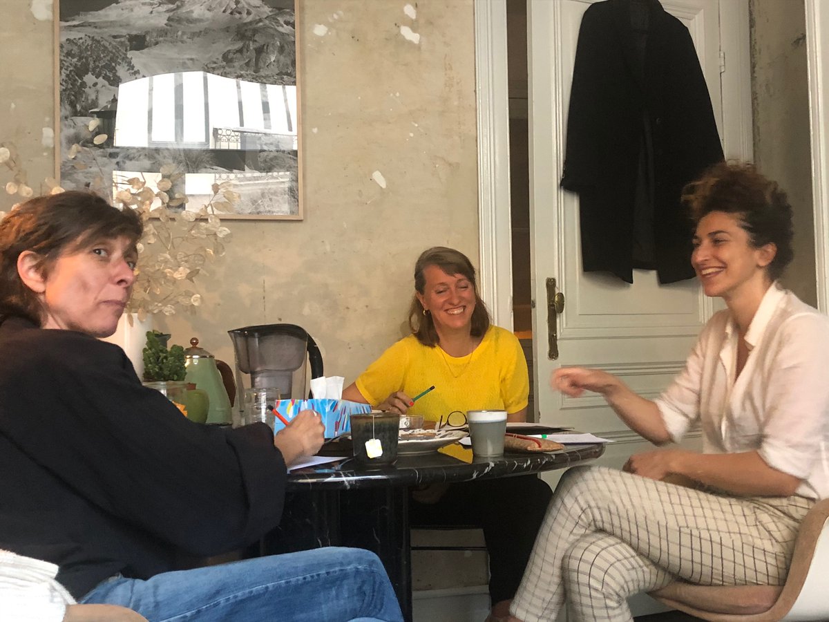 Michaeldcock's tweet photo. Voor deze geweldige vrouwen schreef ik het scenario voor een korte film. Volgende week repeteren en draaien, in het najaar op de tv. Zo snel kan het gaan. #saraderoo #dorotheevandenberghe en @Sach_Lee https://t.co/PipAd0HwiO