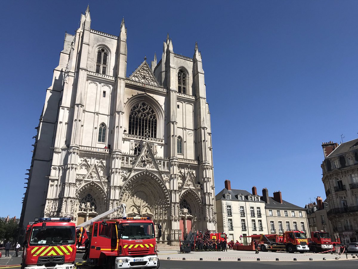 mathieugruel's tweet photo. Des pompiers prennent la pose devant la #CathedraledeNantes. Aux balcons, des voisins les applaudissent. Le premier ministre est attendu d’une minute à l’autre à #Nantes https://t.co/QXdWMZTyDG