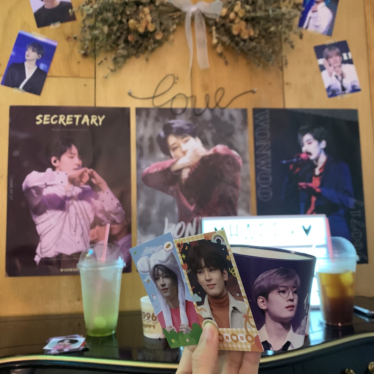 onlyyoo_svt's tweet photo. #원우야_오늘도_달이_참_예쁘다
#Wonwoo_I_always_love_you
홍대 멜로우 너무 예뻐요💛영상도 상영되고 음료도 항상 맛있어요 이벤트 감사합니다:) https://t.co/0BIcsTabVz