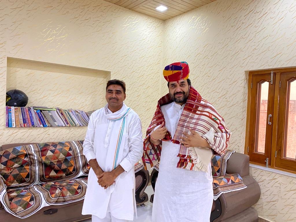 bishnoikuldeep's tweet photo. आज बीकानेर, राजस्थान में मुझे और @bishnoi_renuka को अपने घर पर दिए स्नेह के लिए भागीरथ तेतरवाल जी एवं उनके समस्त परिवार का दिल से आभार। https://t.co/po7fLmgDbN