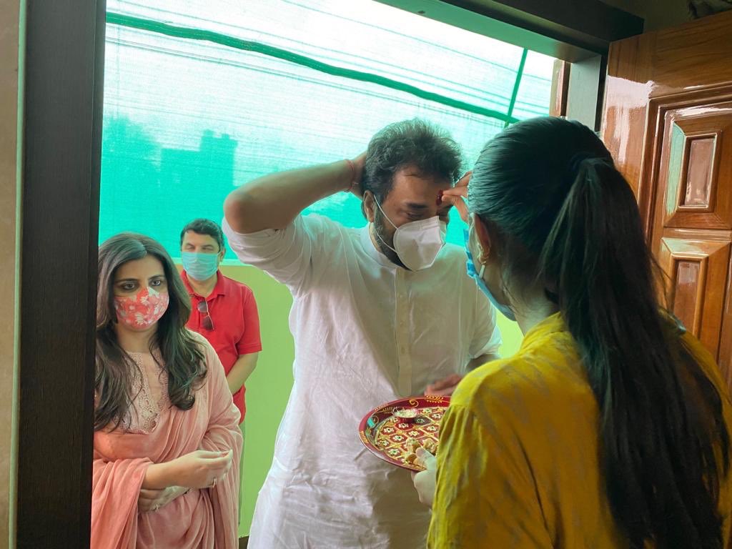 bishnoikuldeep's tweet photo. आज बीकानेर, राजस्थान में मुझे और @bishnoi_renuka को अपने घर पर दिए स्नेह के लिए भागीरथ तेतरवाल जी एवं उनके समस्त परिवार का दिल से आभार। https://t.co/po7fLmgDbN