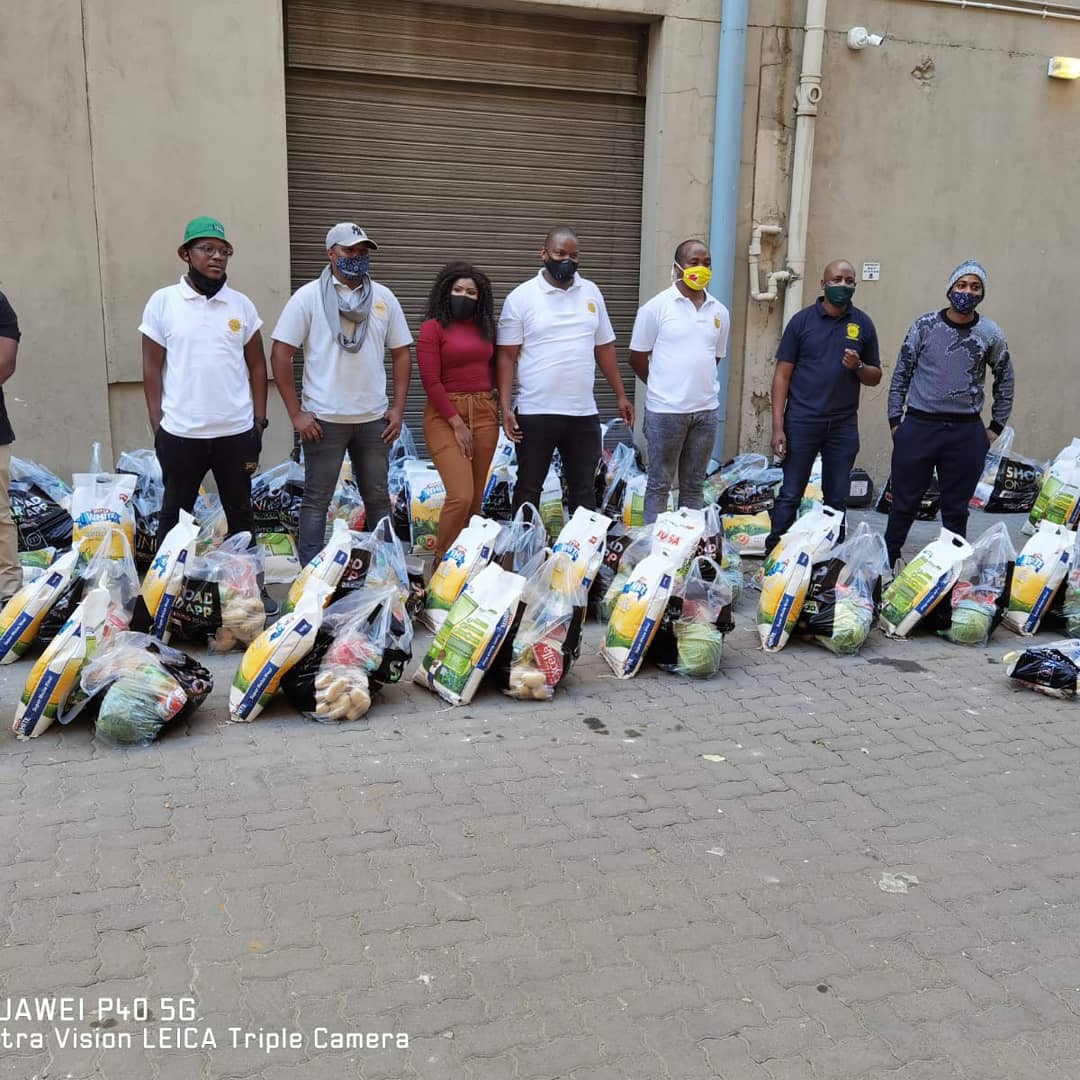 Fafiza_Charity's tweet photo. This his how we spent our 67min in commemoration of Nelson Mandela. 50+ families from #AlexandraTownship were provided with food parcels and it's all thanks to you!! Thank u very much. Your donations were well recieved! 
#mandeladay #mandelamonth #mandeladay2020 #FafizaFoundation https://t.co/VgqCcaA4nD