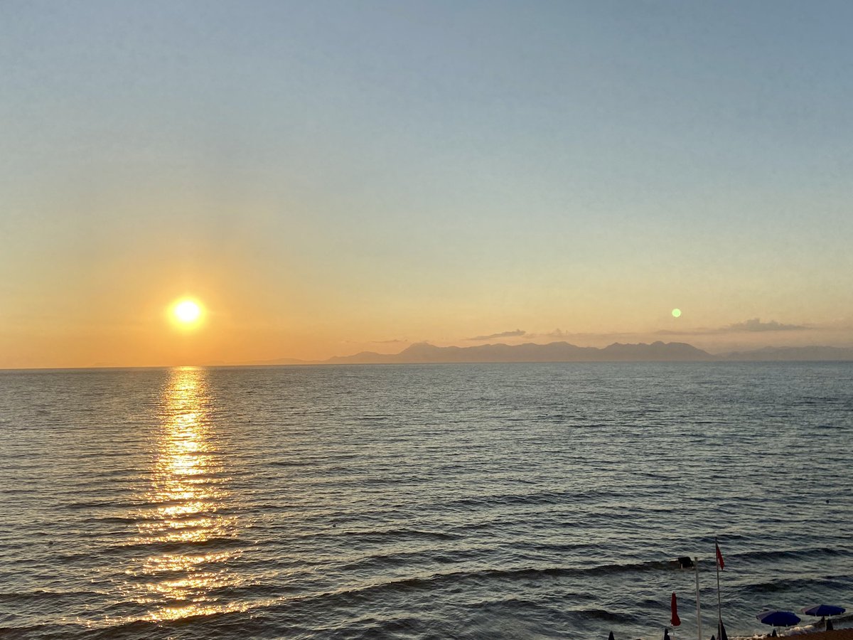 simonesangi's tweet photo. “Capirai che il cielo è bello perché, iIn fondo fa da tetto a un mondo pieno di paure e lacrime...” 🎶☀️ https://t.co/F9xTxa9sdQ