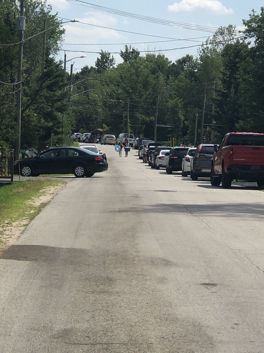 mjadeharris's tweet photo. What a gong show at Leonard’s Beach... again. Where’s Bylaw? Majority non-residents since parking lot isn’t full. This should be resident only street as well. Once beach hits capacity residents won’t be able to use it?? @townofinnisfil @for_fowler @LynnDollin https://t.co/s4DA5sWEb0