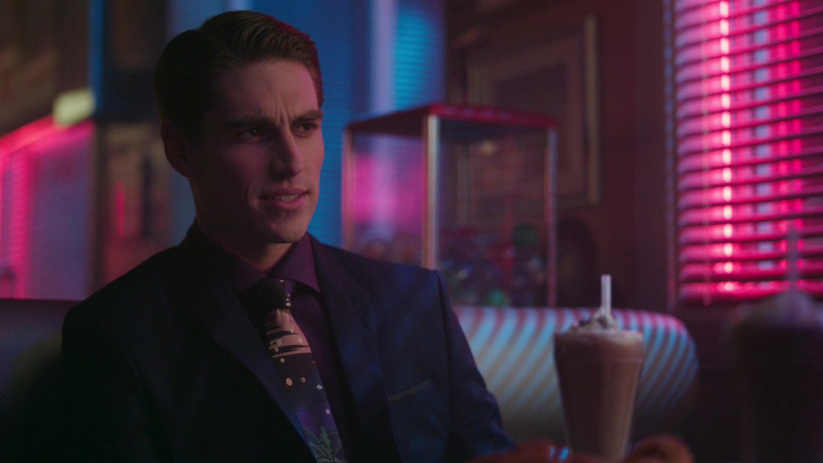 and in 2x20, archie has coffee again but elio parrots veronica with a chocolate milkshake, which i think is interesting bc it shows that elio is trying to mask his true intentions or present himself as a friend rather than a villain.