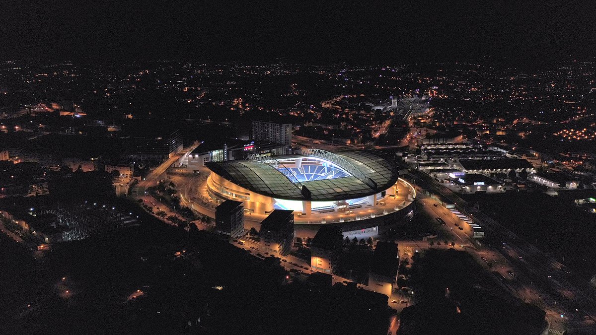 FCPorto's tweet photo. 💙 Estádio mais bonito do mundo? 💪
Home sweet home 🏟
#FCPorto #DragõesJuntos https://t.co/R0aRoGJd3T