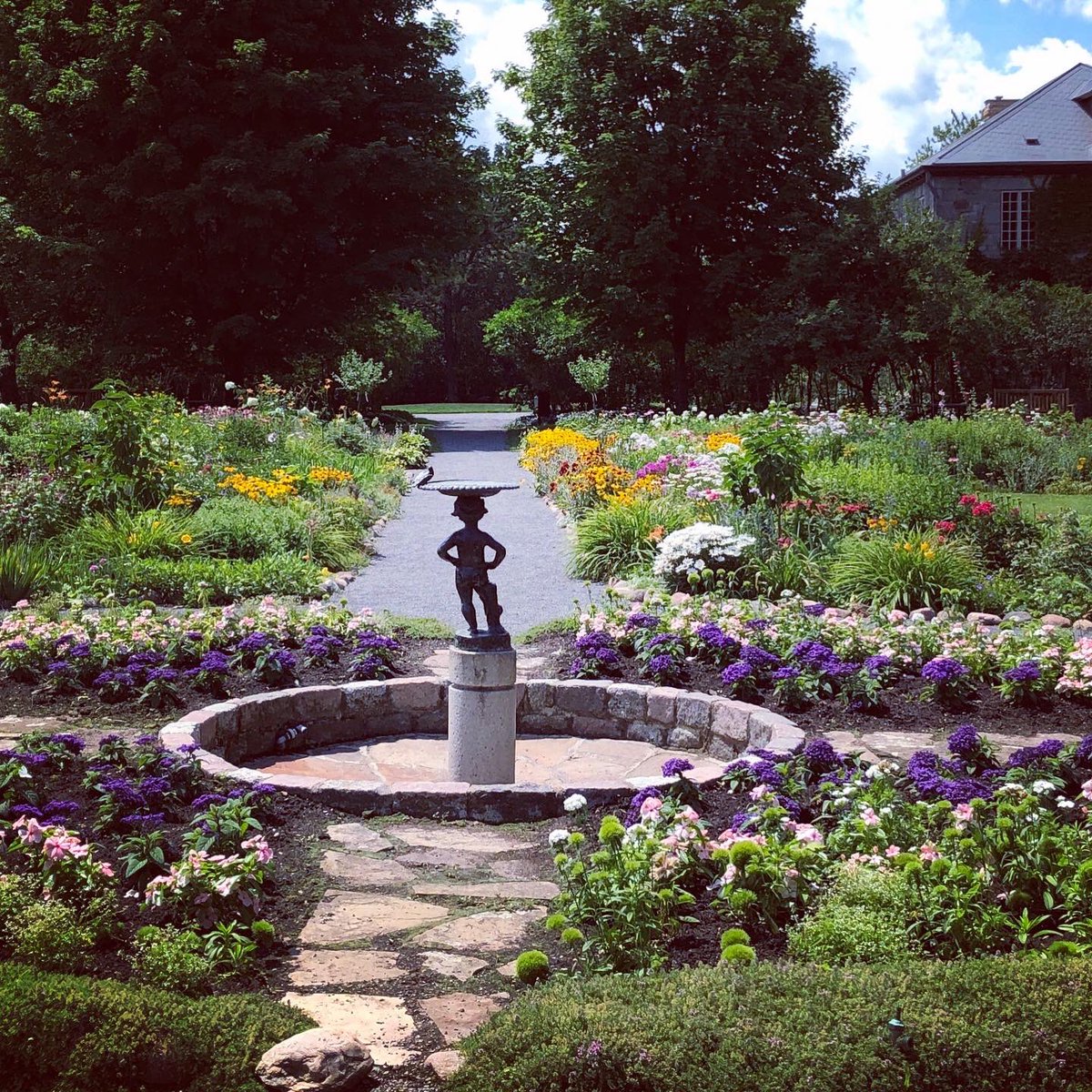 pushmans's tweet image. A stroll through the Maplelawn gardens 🌳🌼🌻🌸🐿🌺 beautiful