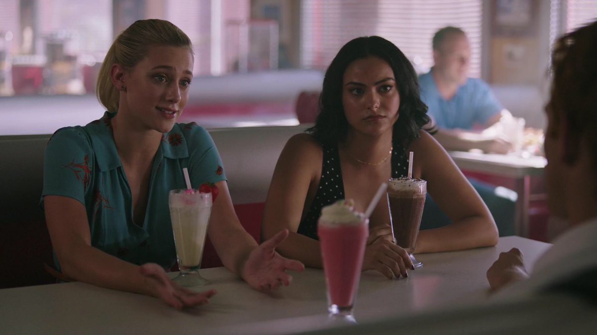 3x01 has the same patterns, except jughead now has a chocolate milkshake instead of a coffee, which i think is because he feels like apart of the group and more accepted than before. (also notice betty’s strawberry— she’s worried about archie again)