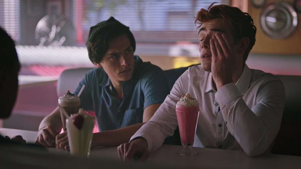 3x01 has the same patterns, except jughead now has a chocolate milkshake instead of a coffee, which i think is because he feels like apart of the group and more accepted than before. (also notice betty’s strawberry— she’s worried about archie again)