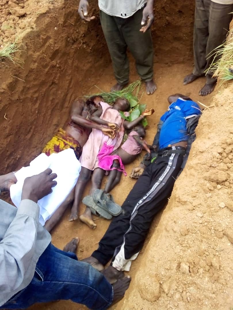 ChidiOdinkalu's tweet image. Earlier today:
Gloria Shagari, 25 yrs 
Dorcas Shagari, 6 yrs 
Faith Shagari, 3 yrs 
Hussani Danda, 40 yrs     
Were buried in this #MassGrave. They were killed in an attack on 17 July, 2020 on Efale Doka Avong in Kajuru LGA, Kaduna State along Kaduna-Kachia Rd by Armed Herders