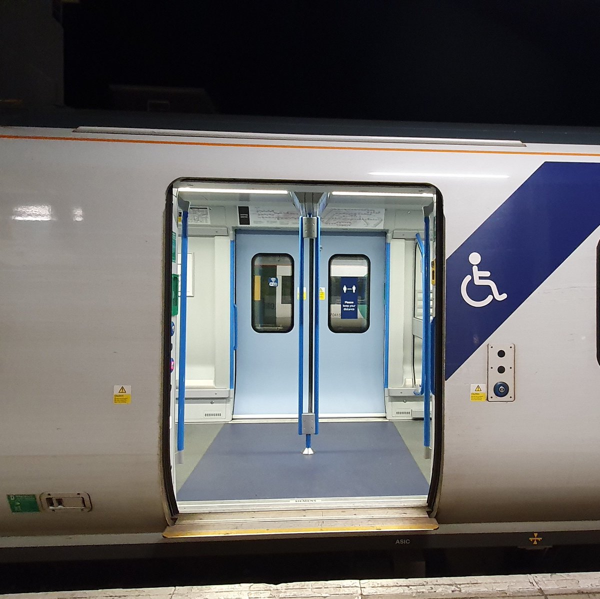 Following on from last night's look at the accessibility features of Southern trains, let's have a look at Thameslink!You'll always find the accessible area in the middle of these trains, marked with the blue stripe. 1/ @TLRailUK