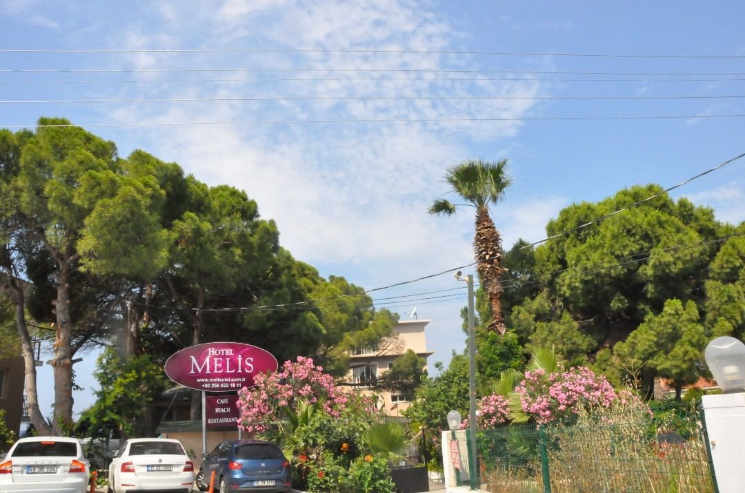 Bir evim olsun bahçeli, deniz manzaralı ve içi huzur dolu olsun dediğiniz o rüya gibi bir tatil #MelisHotel ile #Kuşadası'nda.
Rezervasyon ve bilgi için: 0536 264 5414