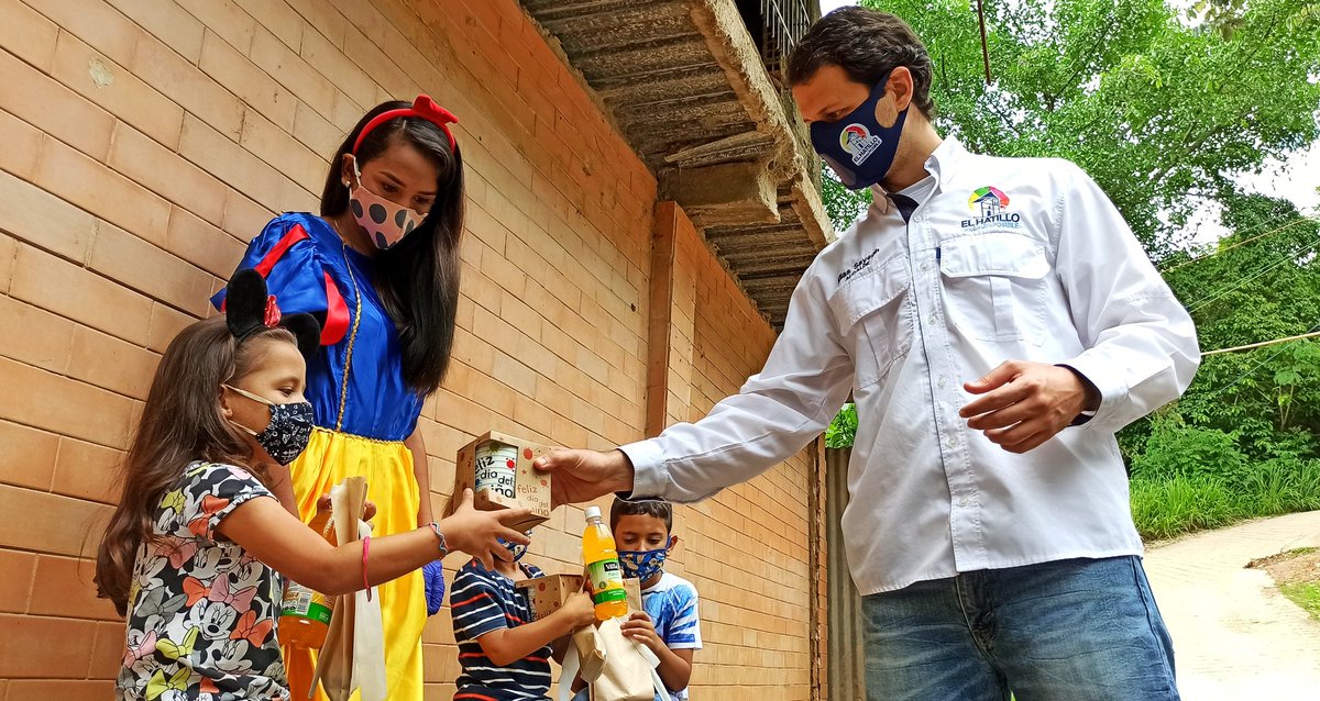 <a href="/eliasayegh/">Elías Sayegh</a>: En esta oportunidad hicimos entrega junto a nuestro equipo de <a href="/FundhainfaVE/">Fundhainfave</a> de cotillones, jabones líquidos, entre otras sorpresas a más de 100 niños de este sector rural de nuestro municipio. #ElHatilloPosible