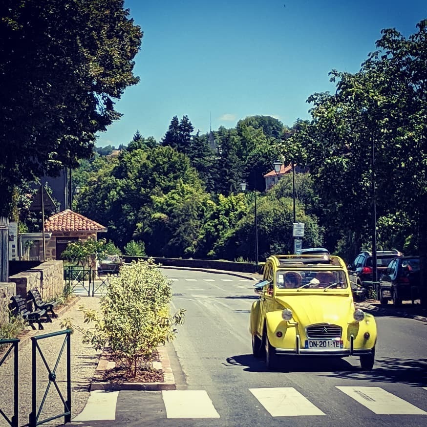 mmmurry's tweet photo. 2CV in #Figeac #France

#citroenfanphoto  #citroenclassic
#citroenvintage #citroen #2cvgb #voitureancienne #602cc 
#2cv #2cv6 #citroenfan #oldtimer #classiccar https://t.co/IrCoSVf7QJ https://t.co/CvTdnpOKdO